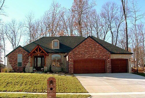 Front View - 3 car, spacious lawn - brawny beam entry way