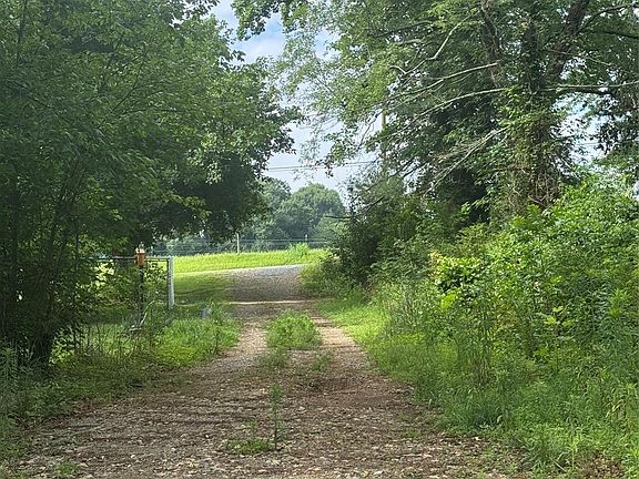4th image of 4941 Helton Rd