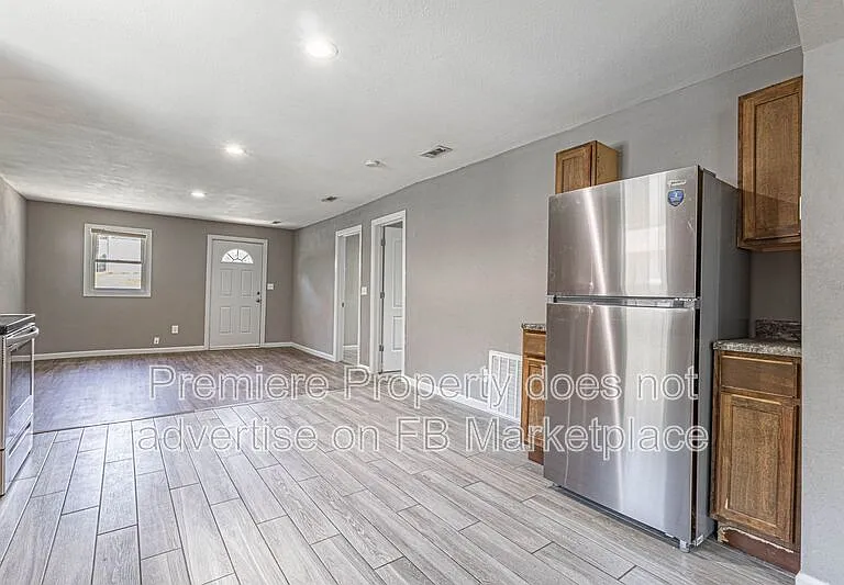 912 E Frederick St — Photo 6
