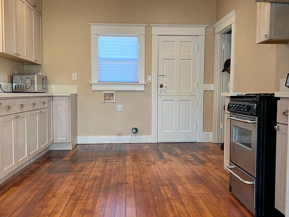 4th image of 204 W Sepulveda St