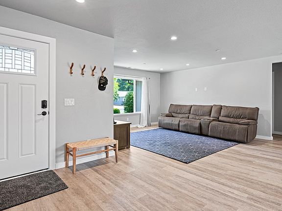 4th image of 721 Lindsay Avenue