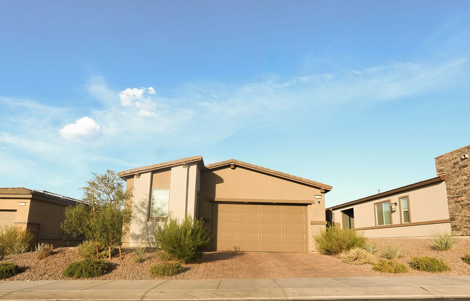 A Fabulous 2 Bedroom home with a Pool in Henderson Furnished or NOT — Photo 2