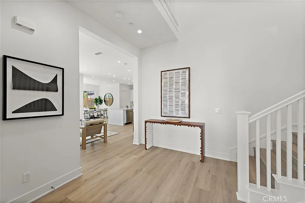 4 bed, 2.5 bath, 2420 sqft, $6,900 — Photo 3
