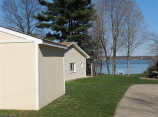 641 Driftwood Dr, Lake Milton, OH 44429