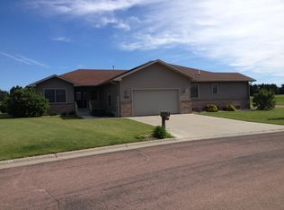 2127 Palisades Ln NE, Watertown, SD 57201