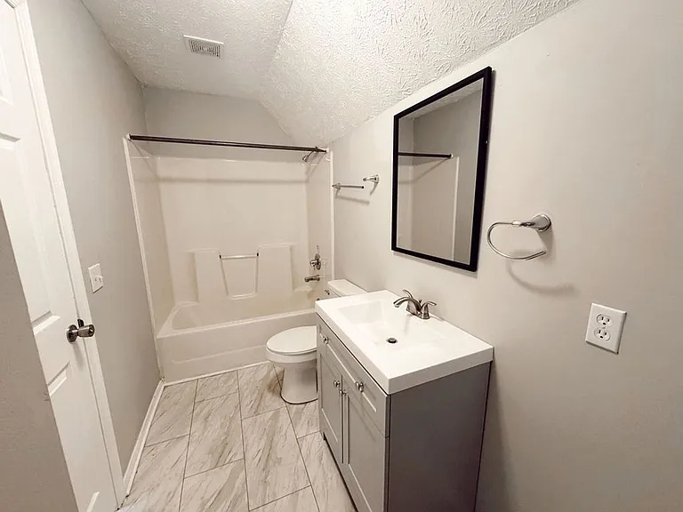 Valley View Apartments — Photo 36