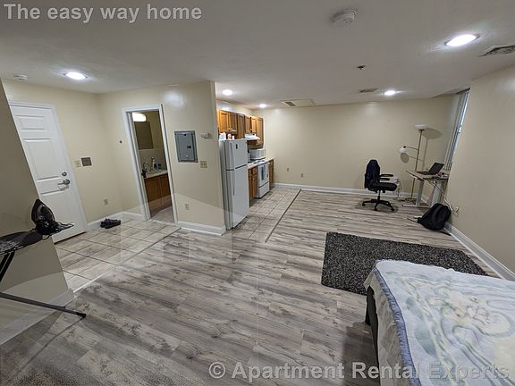 3rd image of 15 Pearl St APT 21