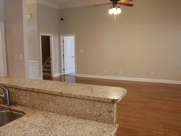 806 Leslie Ct — Photo 9