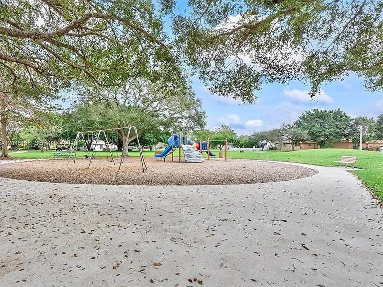 7924 NW 10th St — Photo 35