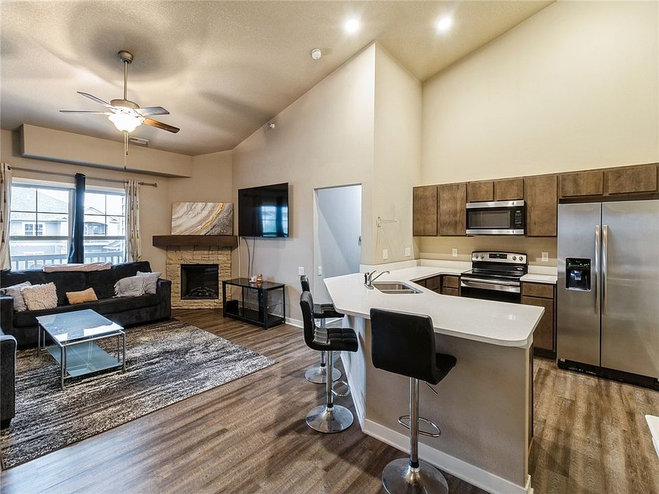 1st image of 2503 NE Oak Dr Unit 6