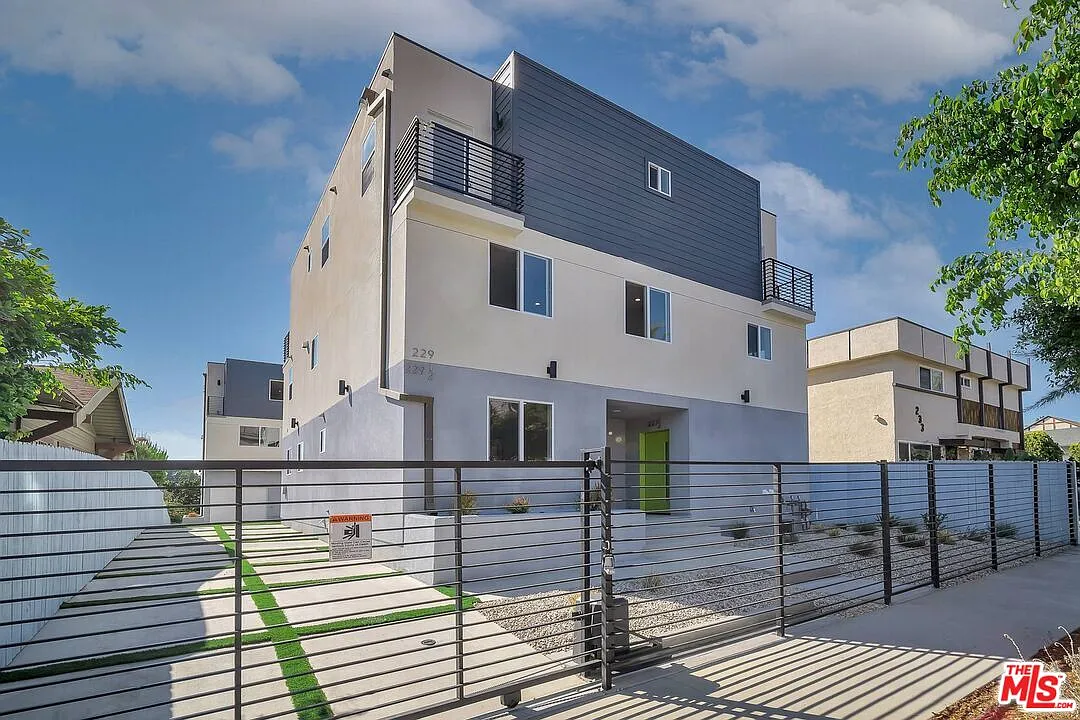 227 N Park View St — Photo 1