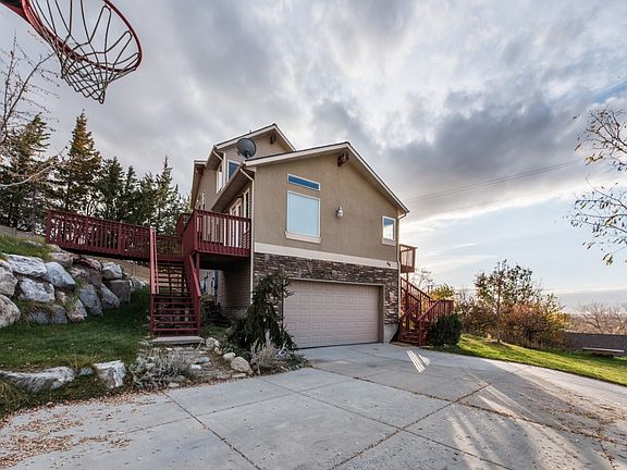 large driveway & basketball 