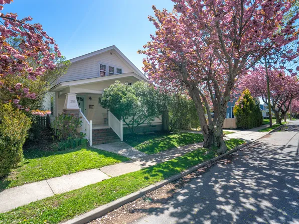210 5th St, Greenport, NY 11944