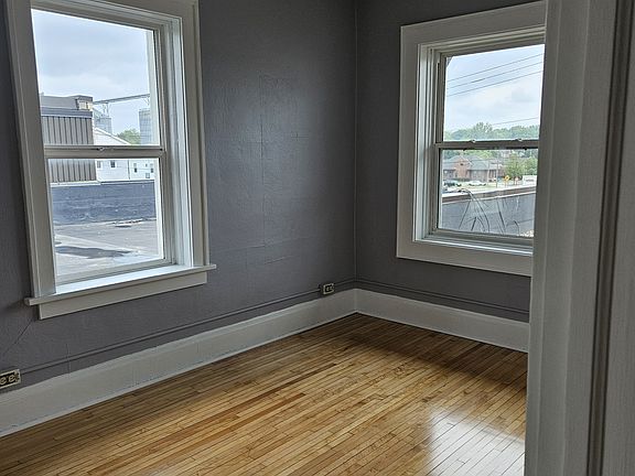 5th image of 118 1/2 E Washington Ave #2
