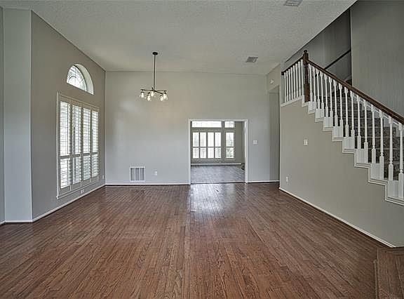 3rd image of 6813 Hickory Hollow Ln
