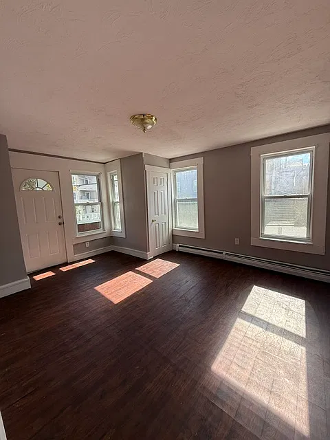 3 bed, 1000 sqft, $1,900 — Photo 2