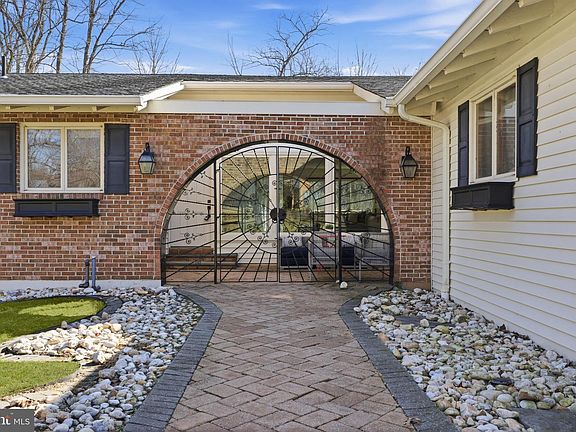 3rd image of 216 Bruce Rd