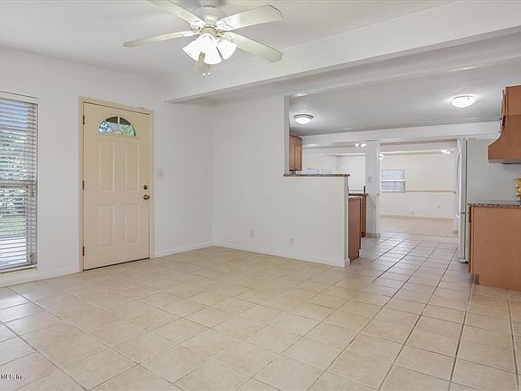 4th image of 909 5th Ave N