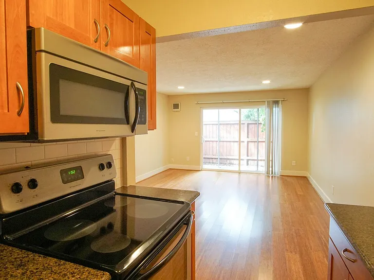 1625 SE Bidwell St #8 — Photo 6