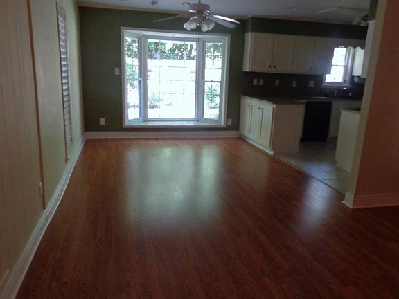 dining room w/bay window