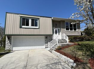 350 Windsor Dr, Roselle, IL 60172