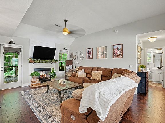 5th image of 191 Fieldstone Ln