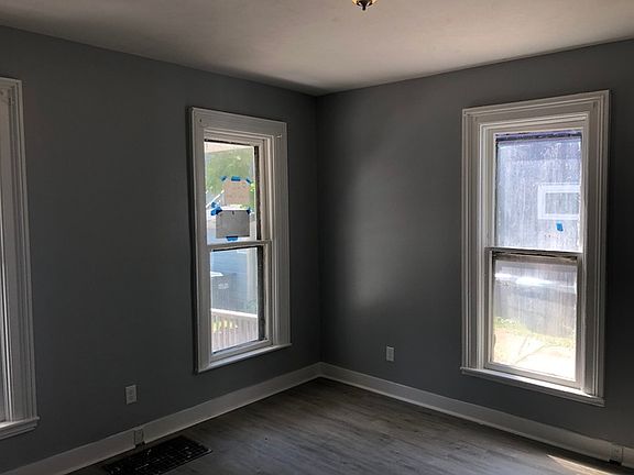 3rd image of 826 Vine Pl