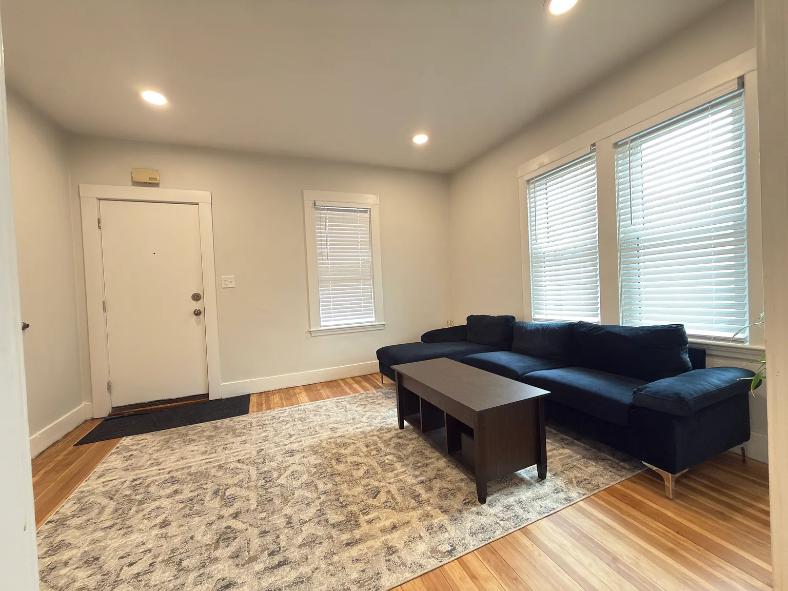 3 bed, 936 sqft, $1,350 — Photo 2