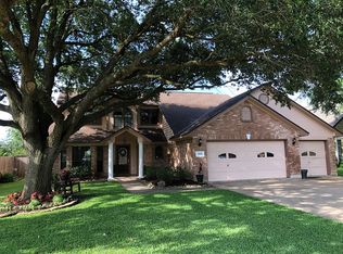 105 Zinnia St, Lake Jackson, TX 77566