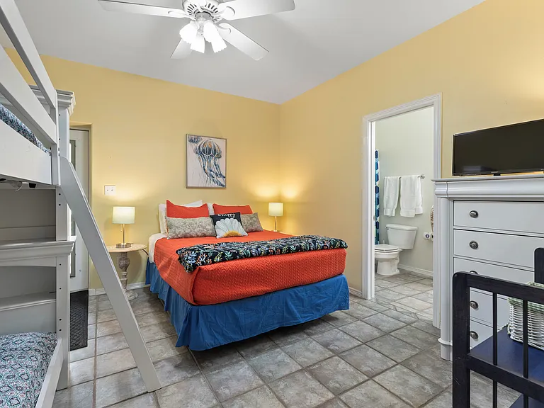 124 E Acapulco St #B — Photo 30