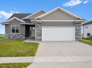 900 Beck Dr, Solon, IA 52333
