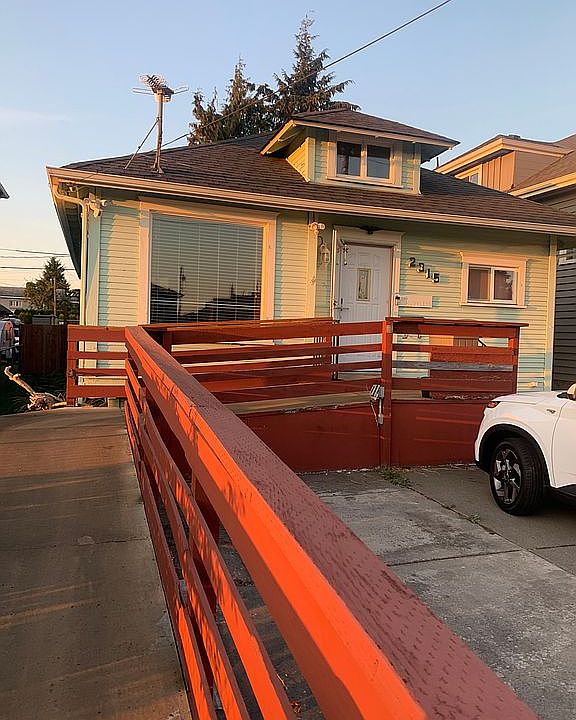 2nd image of 2315 Everett Ave