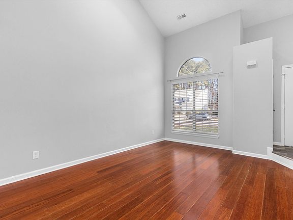 5th image of 222 Judith Cir