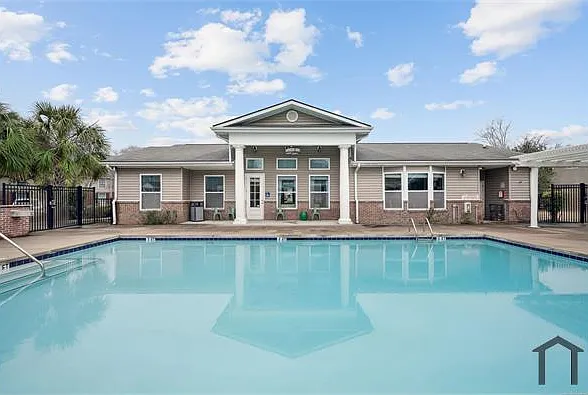 3 bed, 1035 sqft, $1,589 — Photo 2