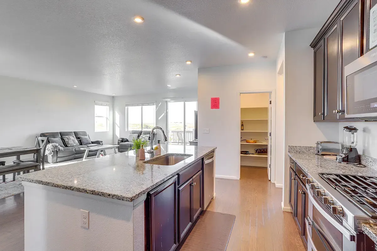 5 bed, 4315 sqft, $4,500 — Photo 3