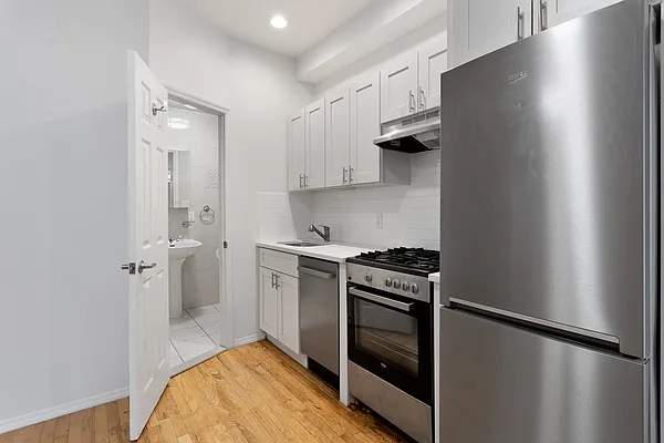 Rented by Safdie Realty Group | media 12