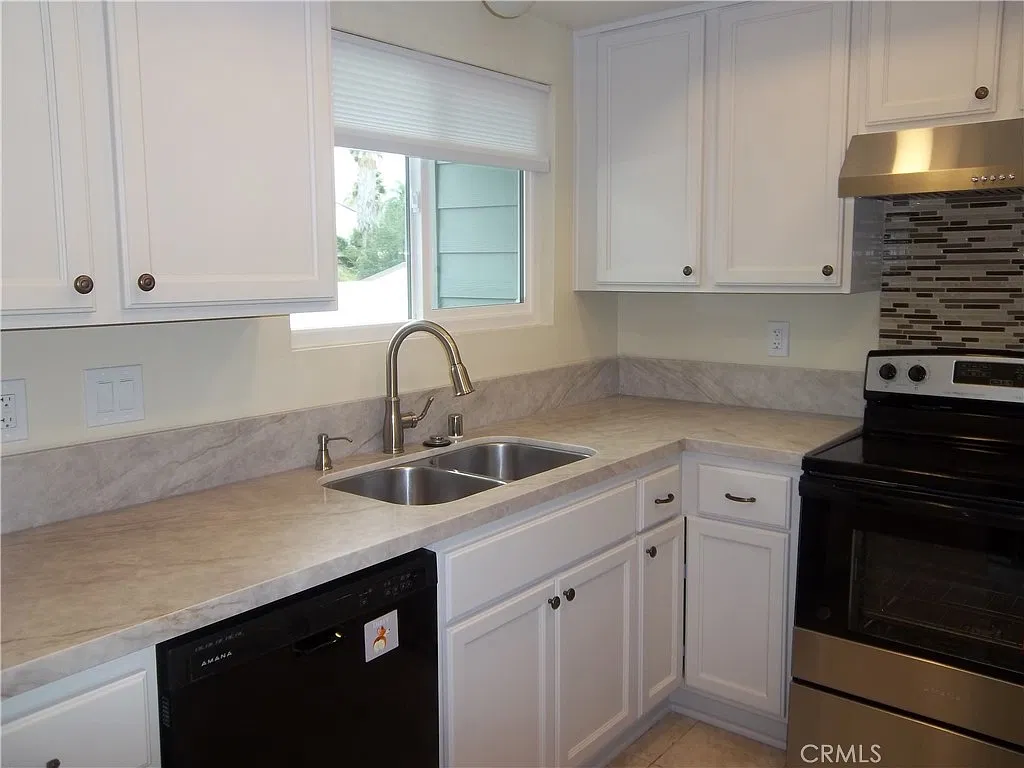 3 bed, 2.0 bath, 1200 sqft, $3,900 — Photo 3