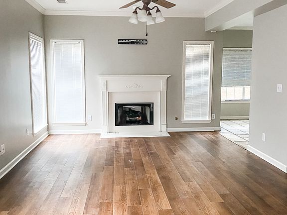 3rd image of 905 Castlemaine Ct