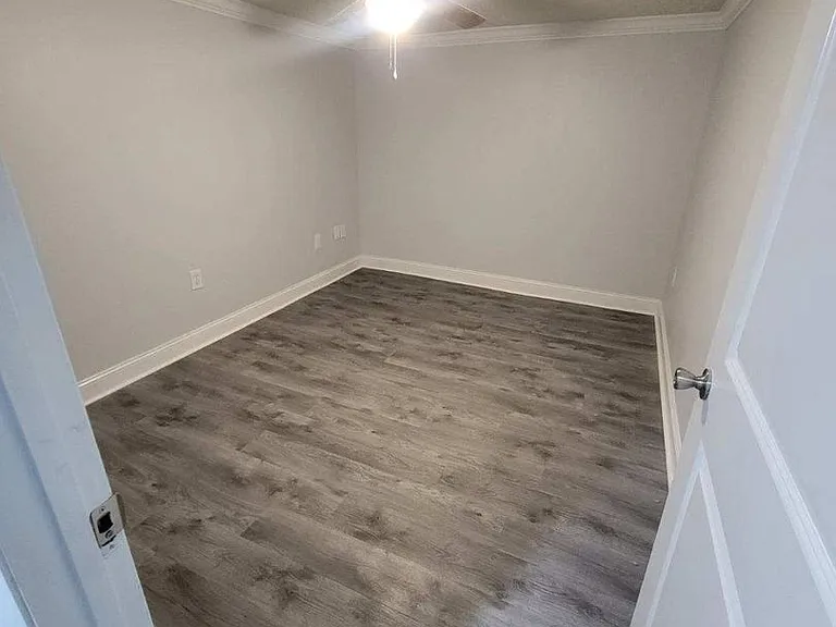 902 E Unaka Ave — Photo 3