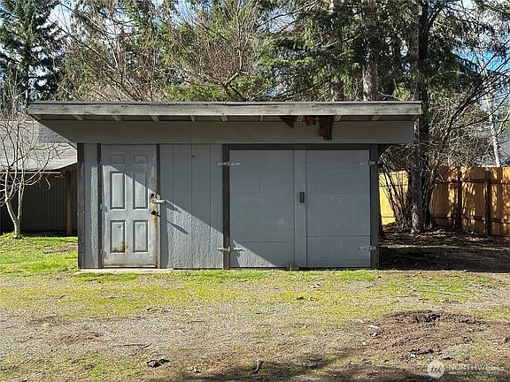 5th image of 240 NE Chinook Drive