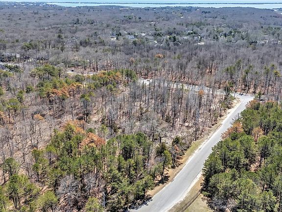4th image of 98 Old Country Road