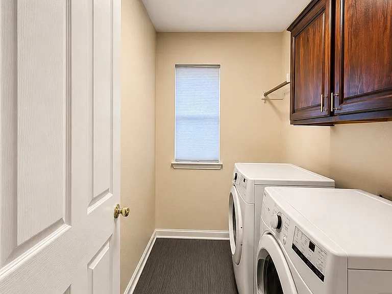 1405 Meadow Dr — Photo 15