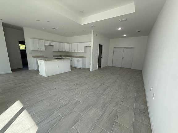 4th image of 1014 Lakeside Dr