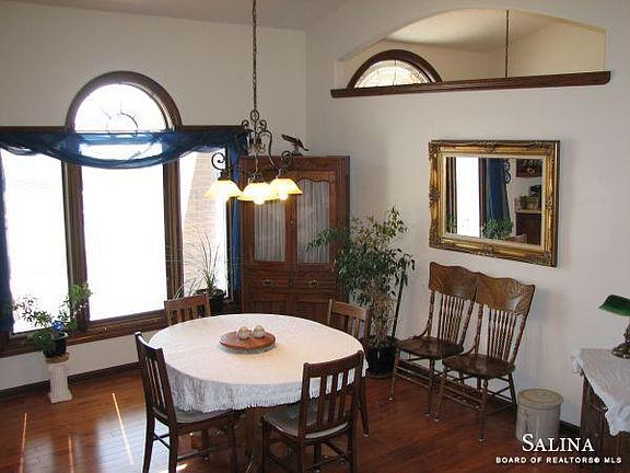 5th image of 2207 Pinecrest Cir