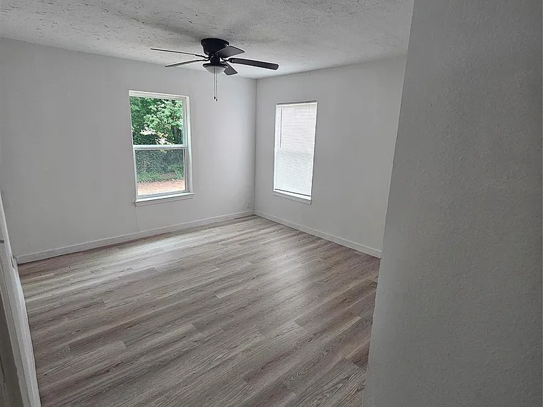 3009 Lincoln St — Photo 4