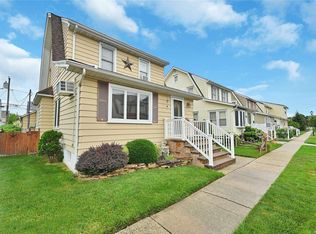 13 Laurel Rd, Lindenhurst, NY 11757