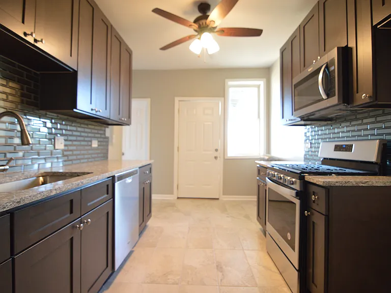 3422 W Grenshaw St #2 — Photo 5