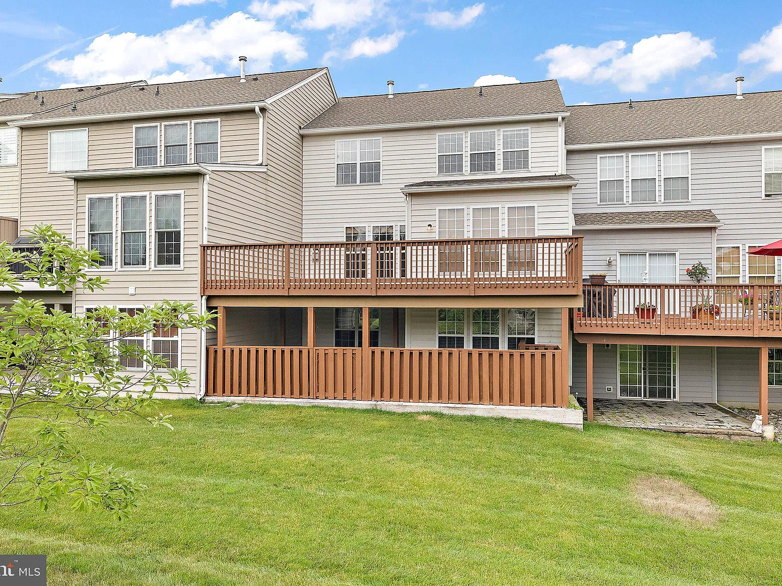 3 bed, 3.5 bath, 3022 sqft, $3,500 — Photo 2