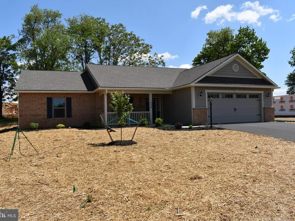 1449 Treeline Dr, Chambersburg, PA 17202