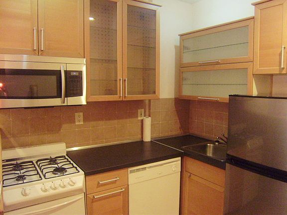 4th image of 1667 Lexington Ave #3FF